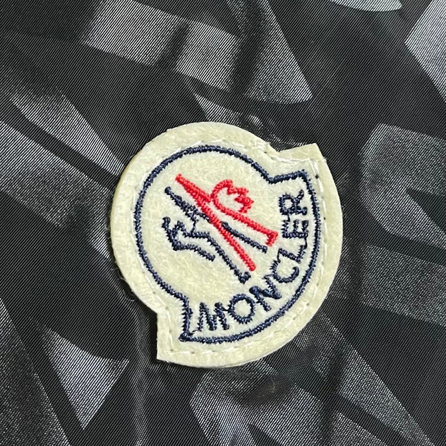 MONCLER 26S SHORTS 580