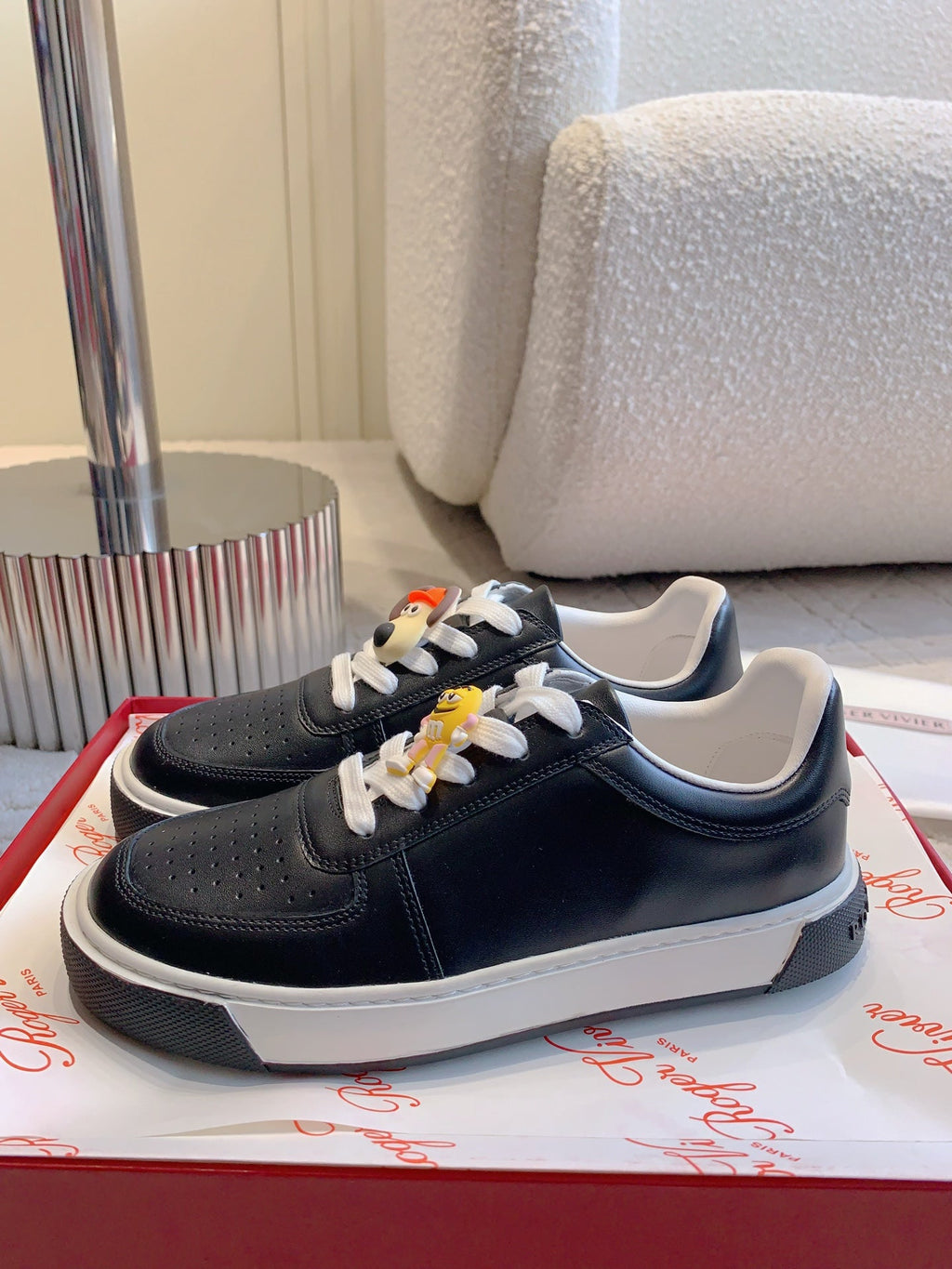 VIV' SKATE SNEAKERS IN BLACK CALFSKIN CARTOON CHARMS