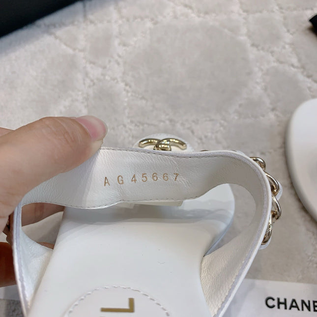 CC THONG SLIPPERS IN WHITE LAMBSKIN MIX CHAIN