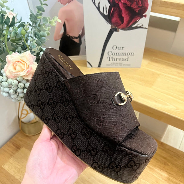 GUCCI 26S WEDGE SANDALS 100 MM IN DARK BROWN CANVAS