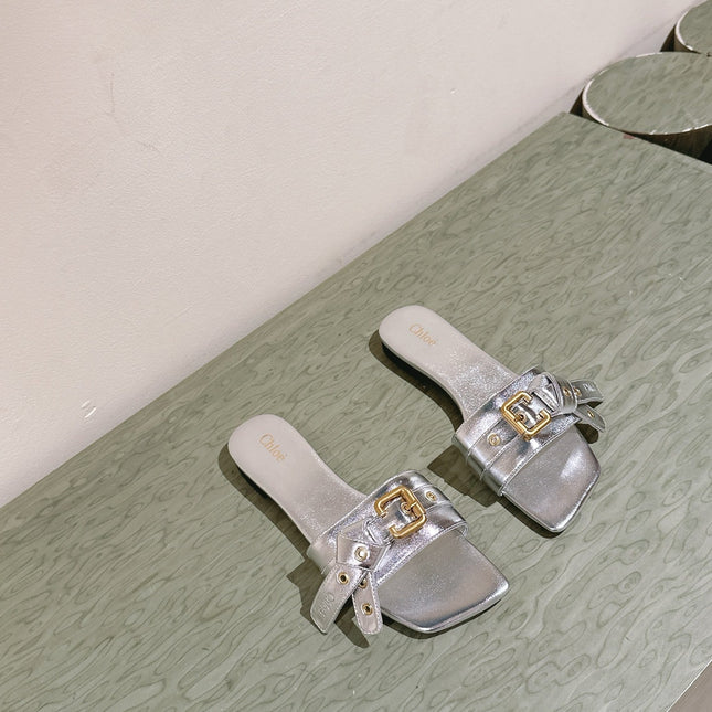 CHLOÉ 26S SLIDE SANDALS IN SILVER LAMBSKIN