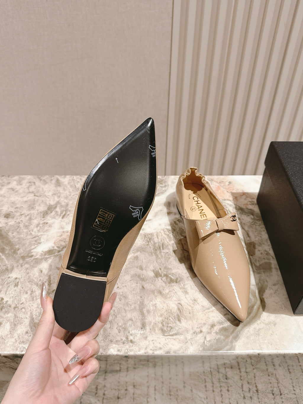 CC FLATS 25S IN BEIGE PATENT LEATHER