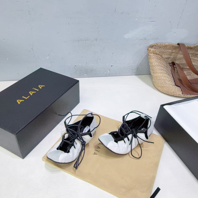 ALAIA 26S LACE-UP BALLET FLATS IN WHITE LAMBSKIN AND GREY SUEDE
