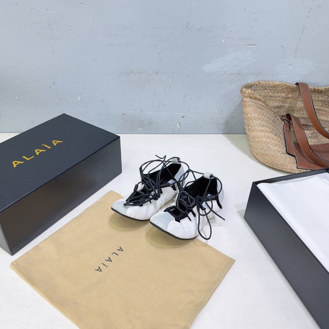 ALAIA 26S LACE-UP BALLET FLATS IN WHITE LAMBSKIN AND GREY SUEDE