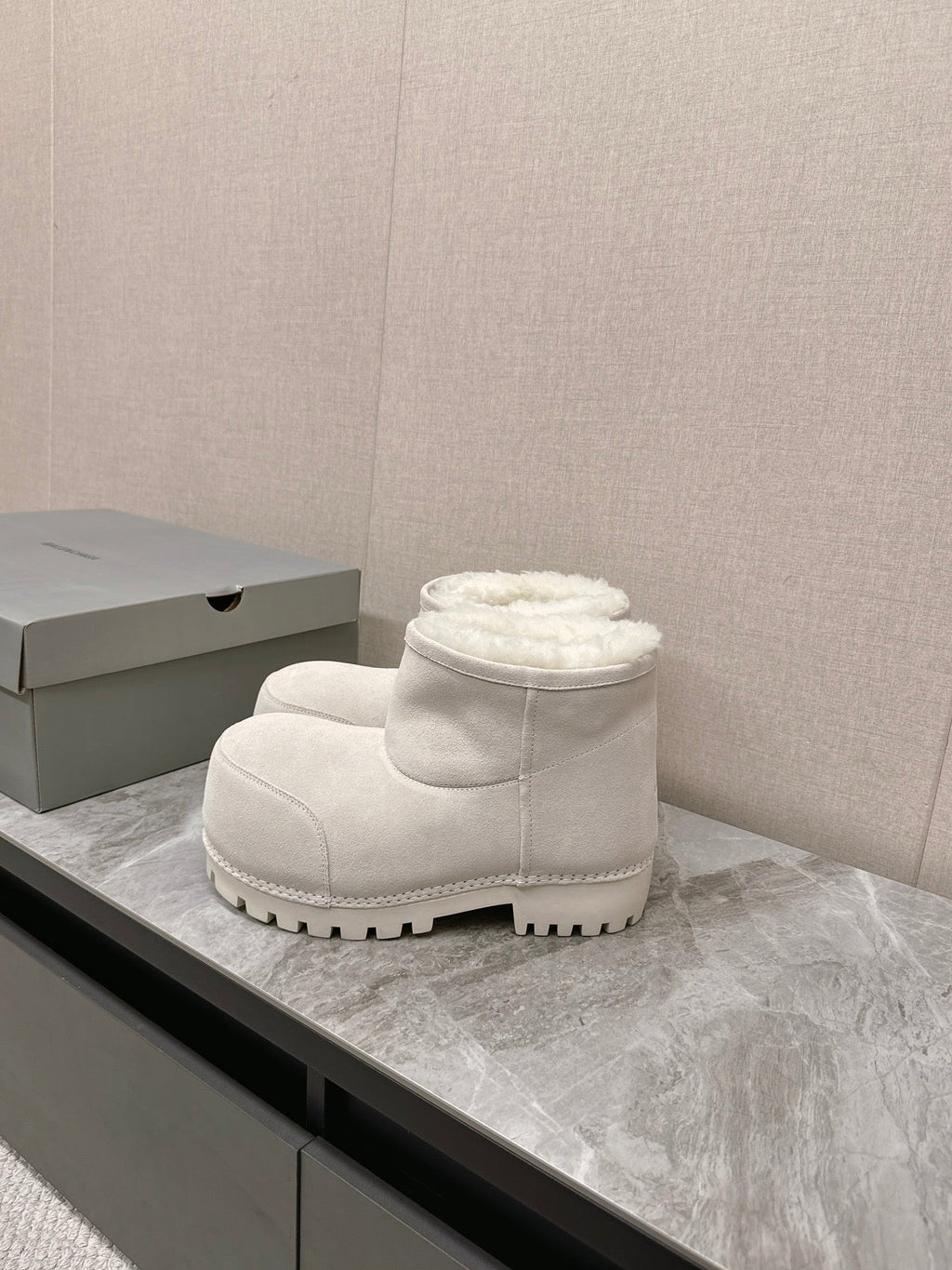ALASKA BOOTIE IN WHITE SUEDE AND WOOL LINING