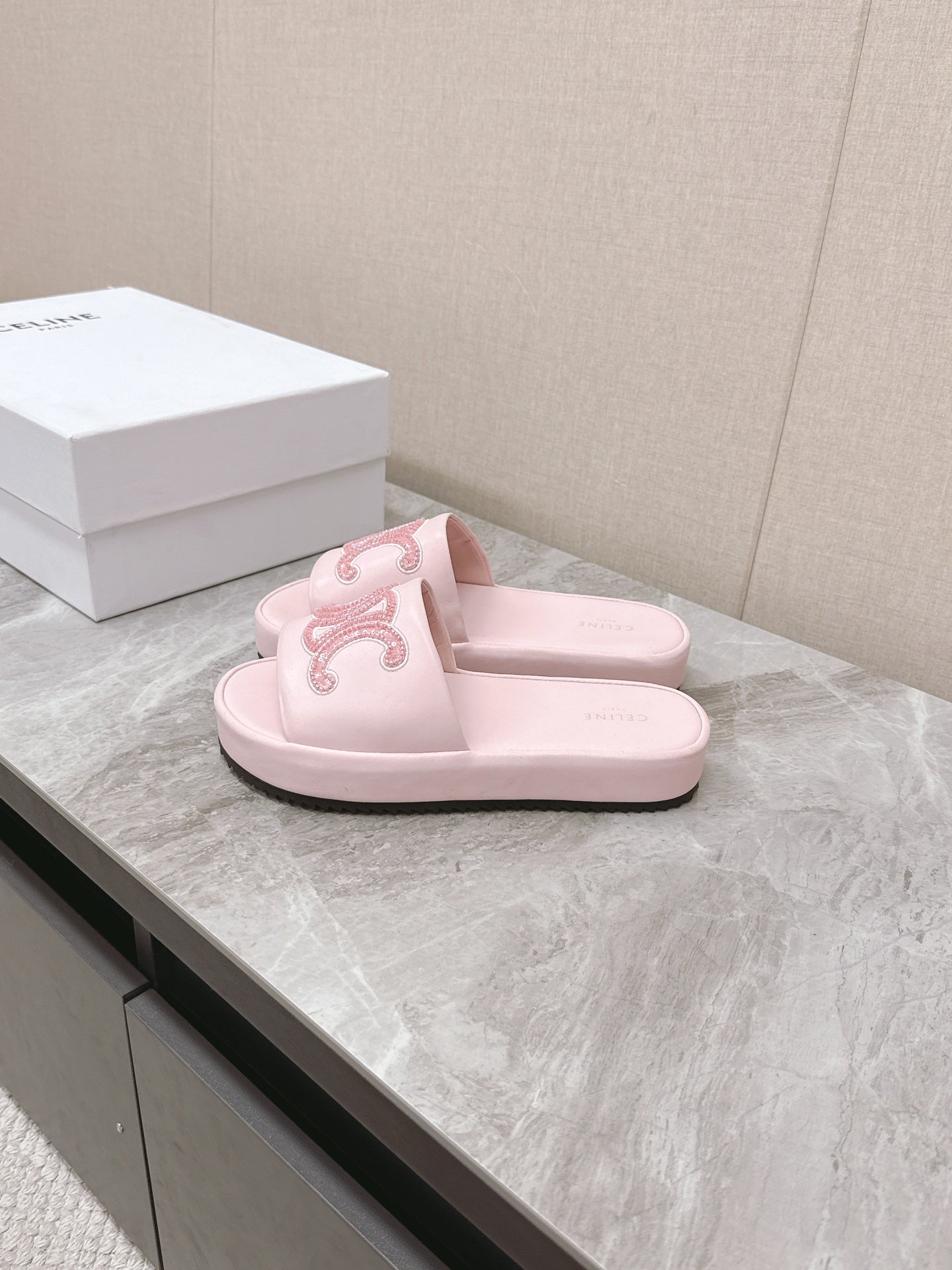 THICK-SOLED SLIDES IN LIGHT PINK SMOOTH LAMBSKIN LOGO WITH CRYSTALS