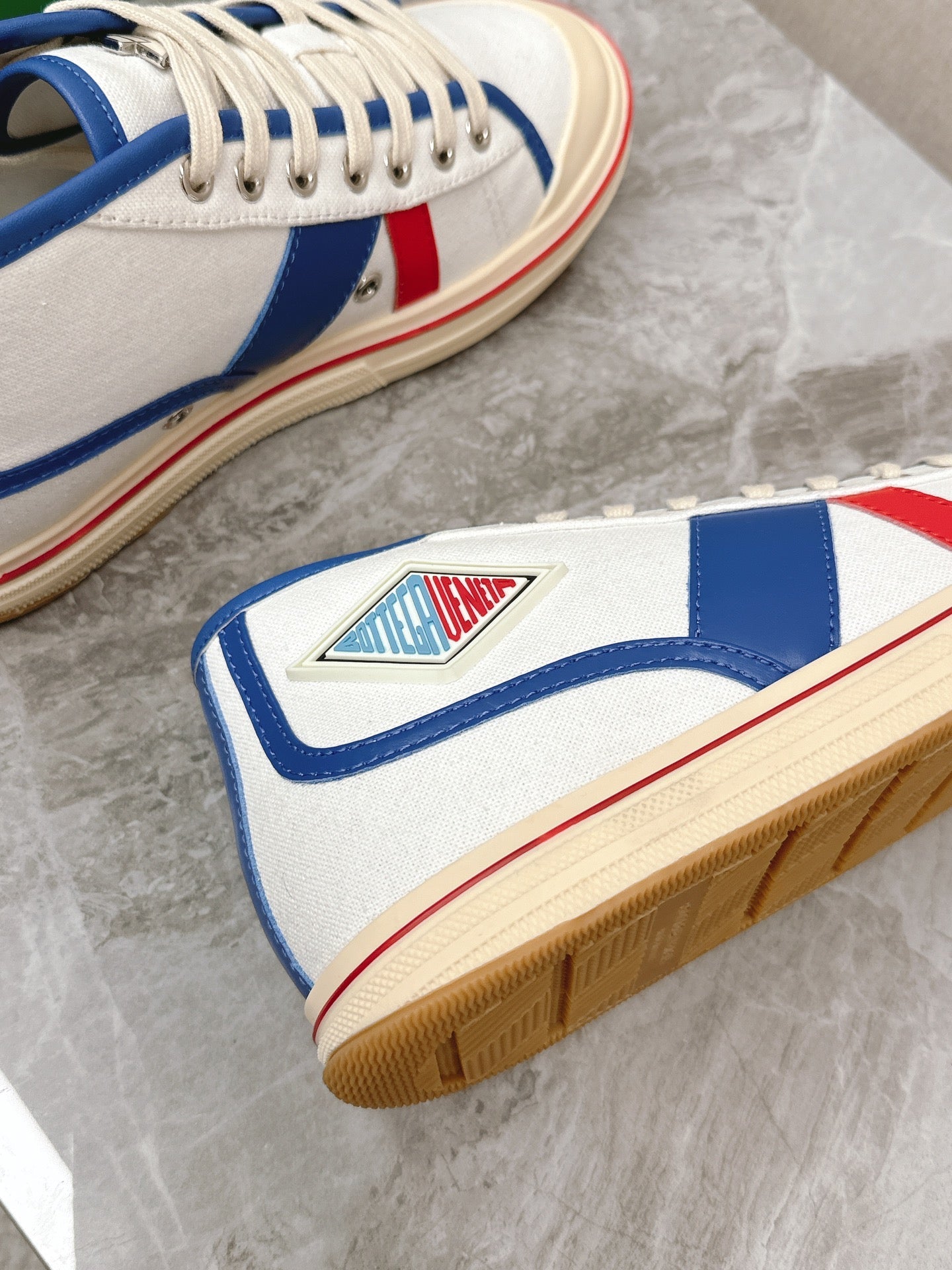 ELIOT SNEAKER IN WHITE CANVAS WITH NAVY BLUE CALFSKIN