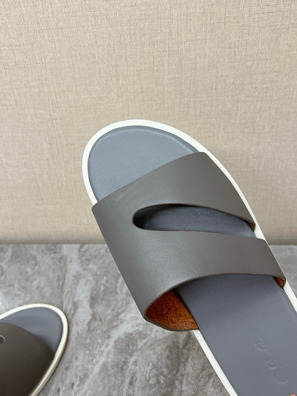 LP 26S CUTOUT SLIDES IN GREY CALFSKIN