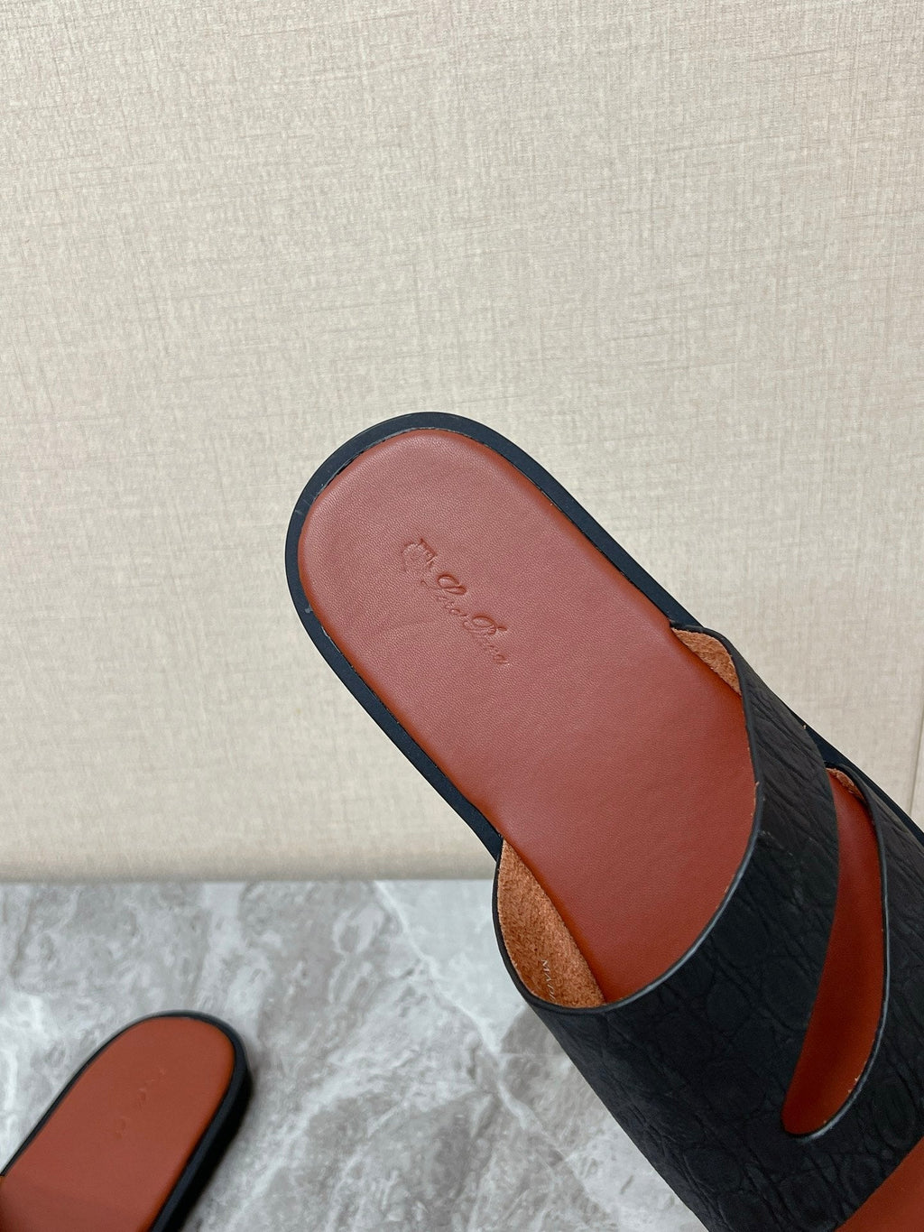 LP 26S CUTOUT SLIDES IN BLACK GRAINED CALFSKIN