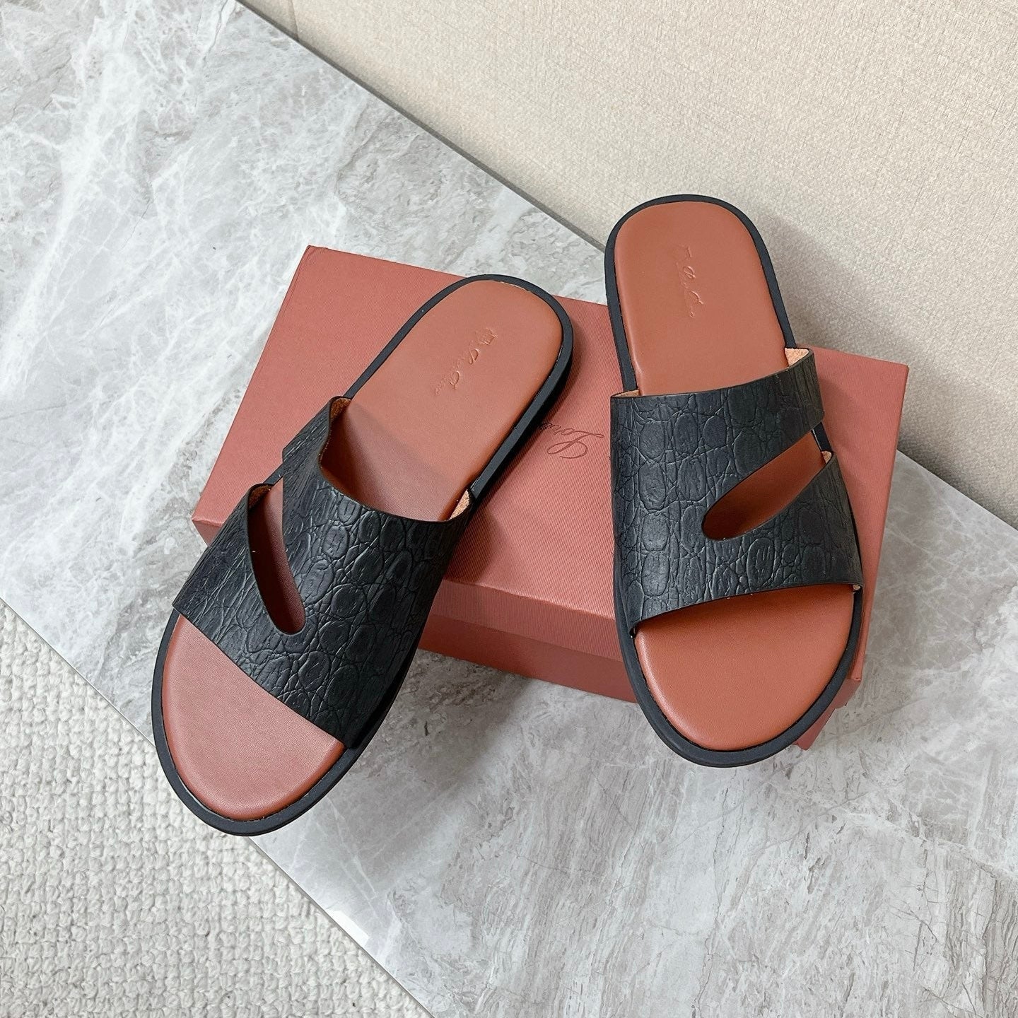 LP 26S CUTOUT SLIDES IN BLACK GRAINED CALFSKIN