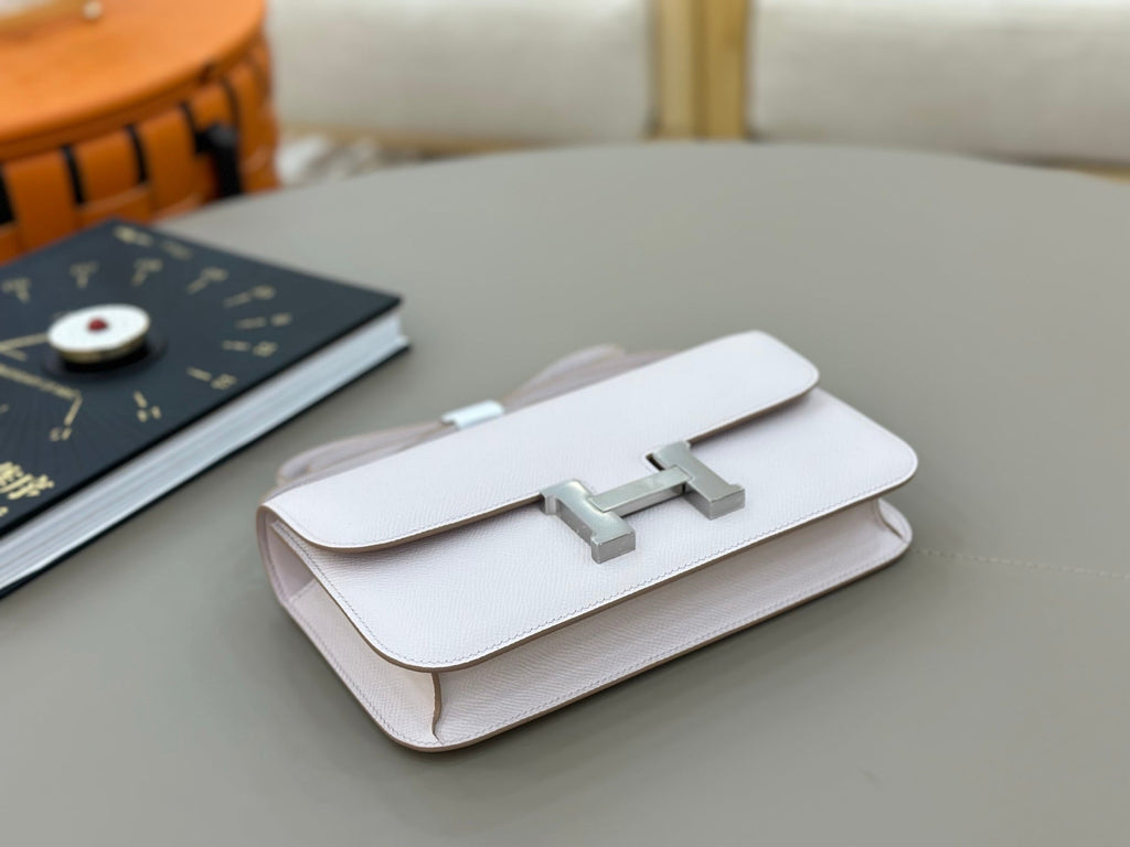 HM 25S CONSTANCE ELAN 24 CM IN ASH PINK-GREY EPSOM WITH SILVER HARDWARE
