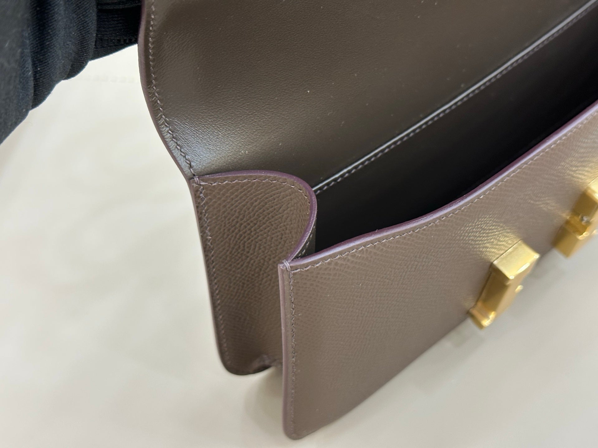 HM 25S CONSTANCE ELAN 24 CM IN DARK GREY BROWN EPSOM WITH GOLD HARDWARE