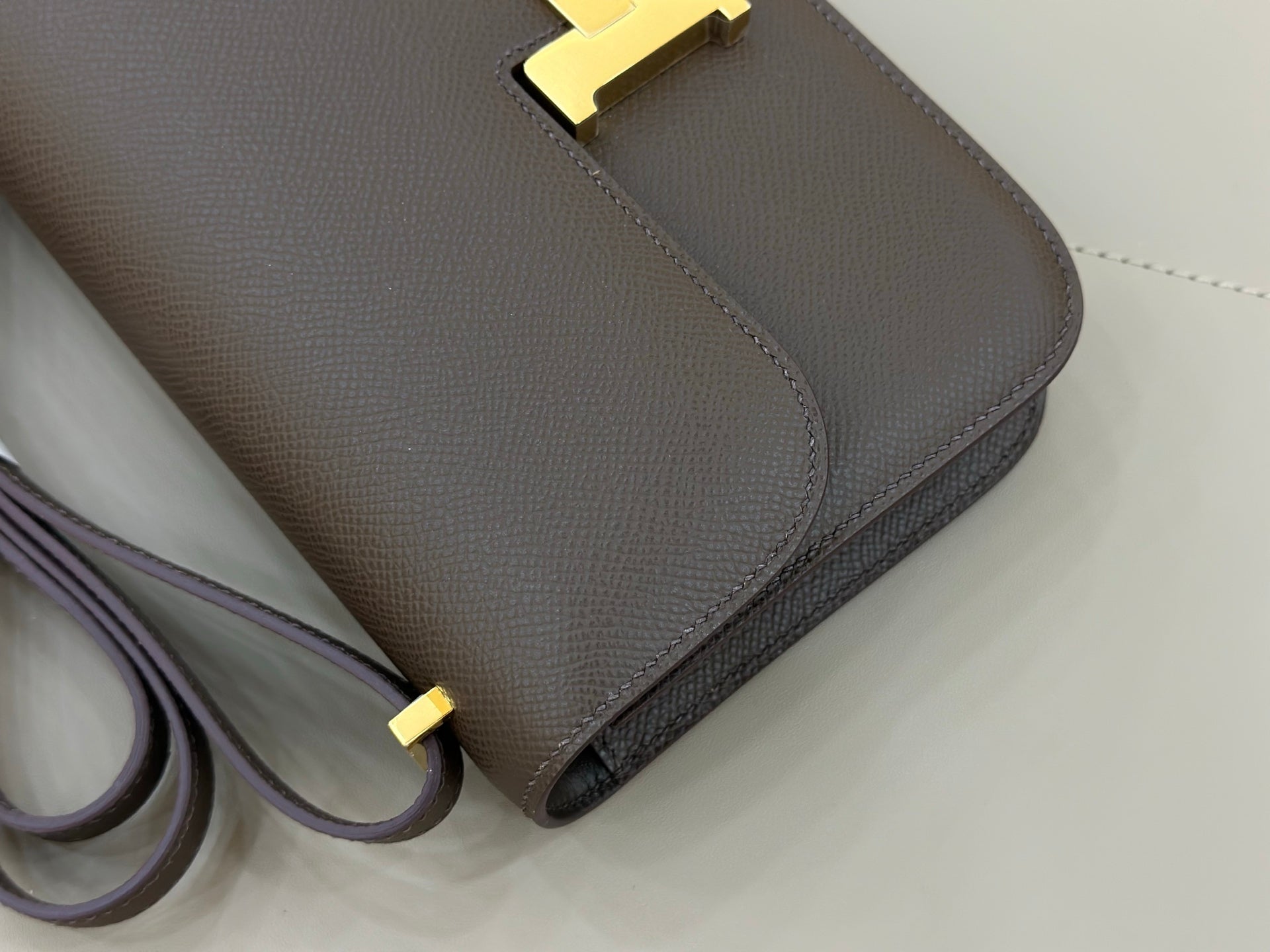 HM 25S CONSTANCE ELAN 24 CM IN DARK GREY BROWN EPSOM WITH GOLD HARDWARE