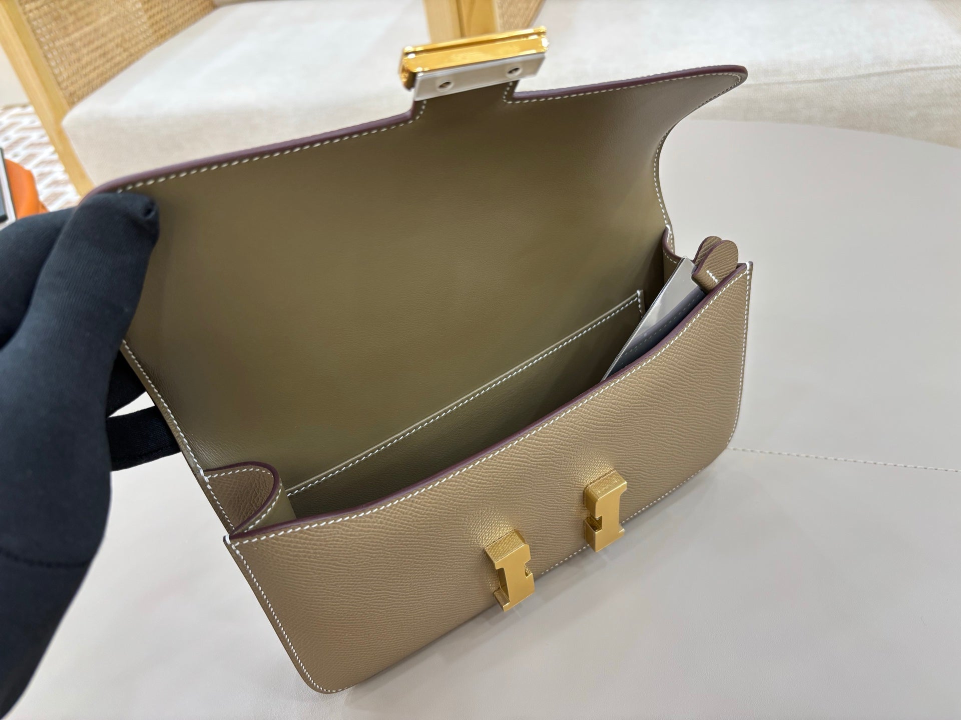HM 25S CONSTANCE ELAN 24 CM IN TAUPE BROWN EPSOM WITH GOLD HARDWARE