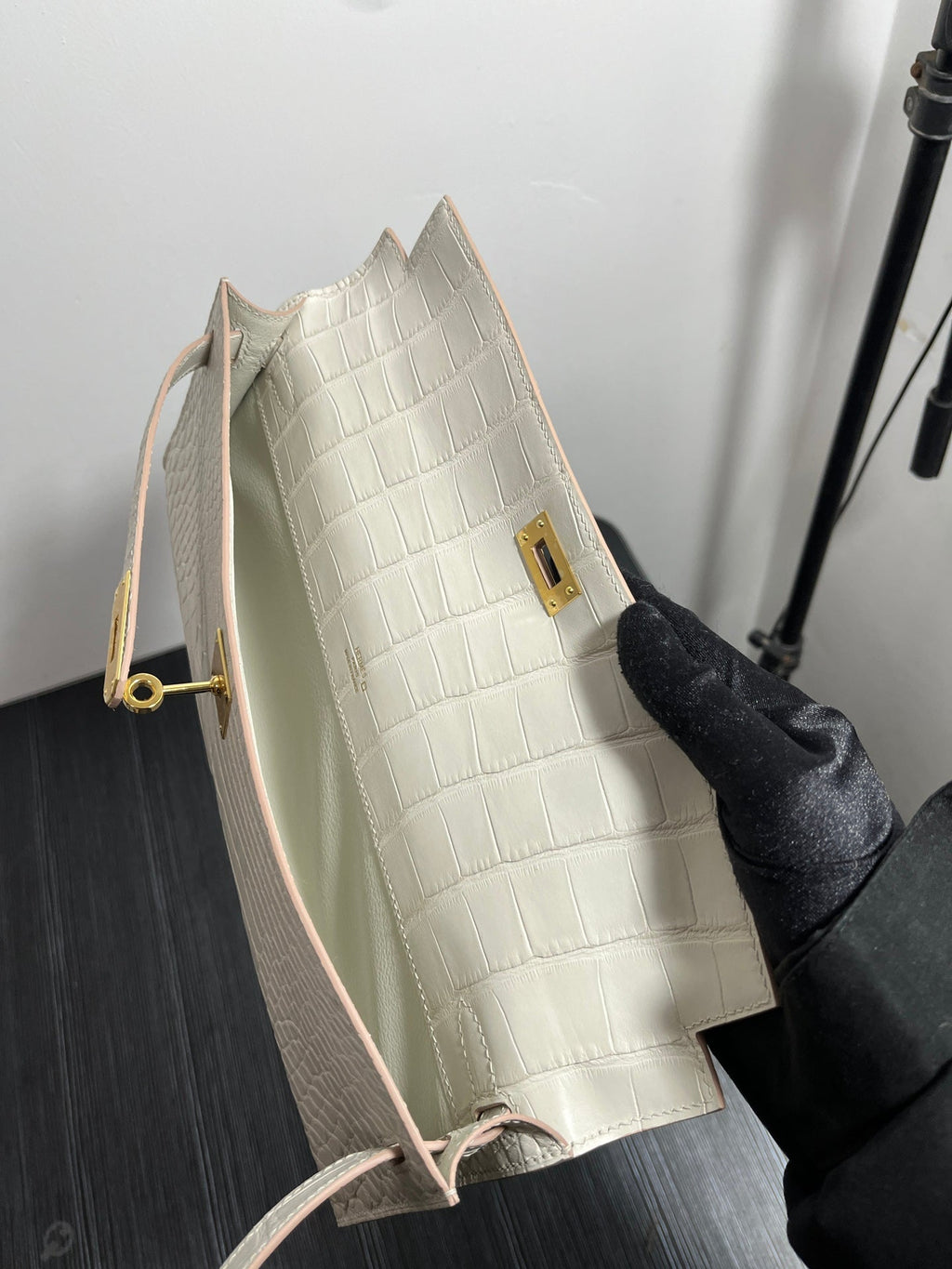 KELLY CUT 31 IN WHITE SHINNY ALLIGATOR LEATHER WITH GOLD HARDWARE