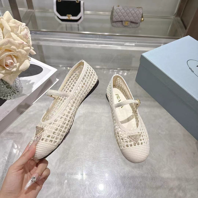 PRADA 26S LOGO PLAQUE MARY JANE FLATS IN WHITE WOVEN FIBER