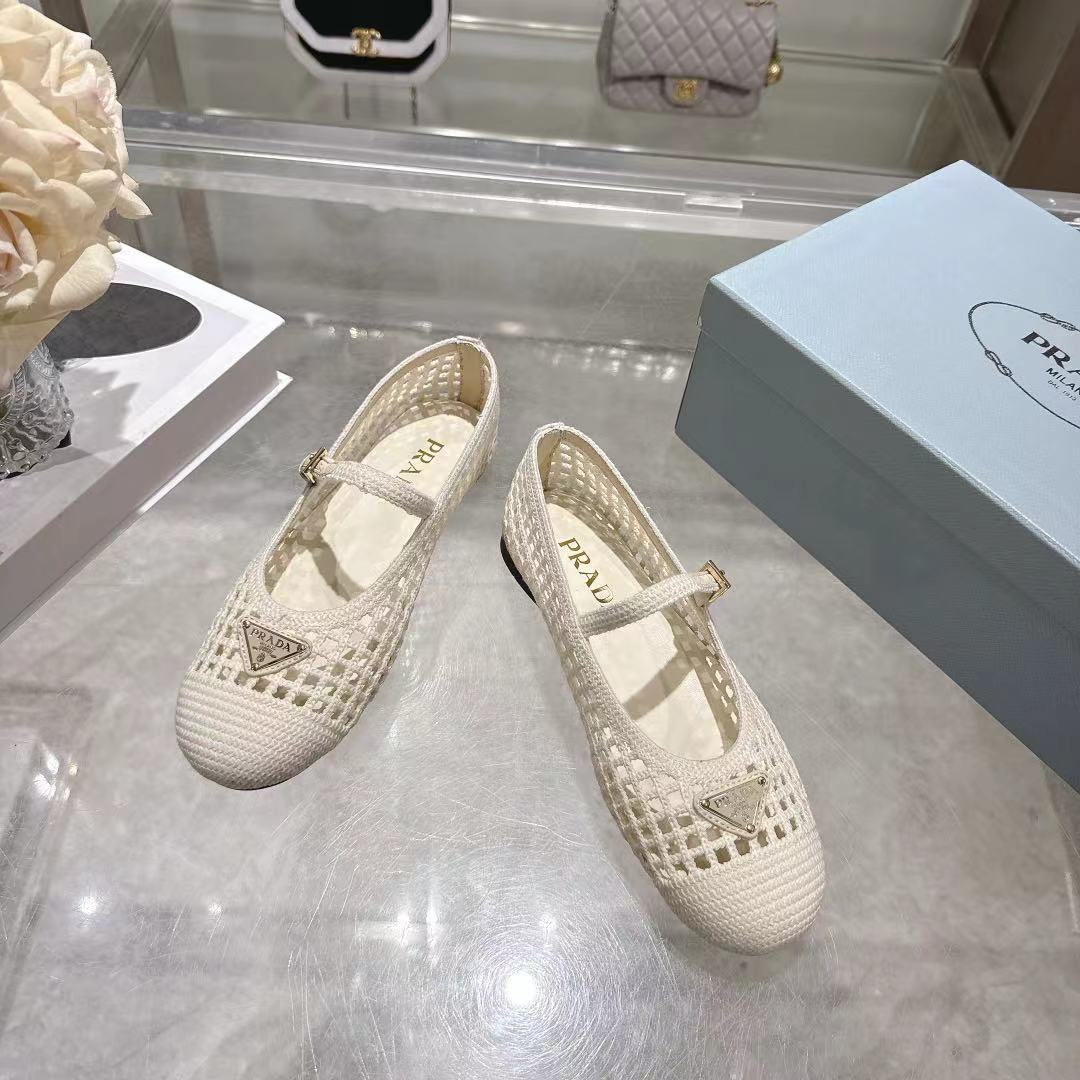 PRADA 26S LOGO PLAQUE MARY JANE FLATS IN WHITE WOVEN FIBER