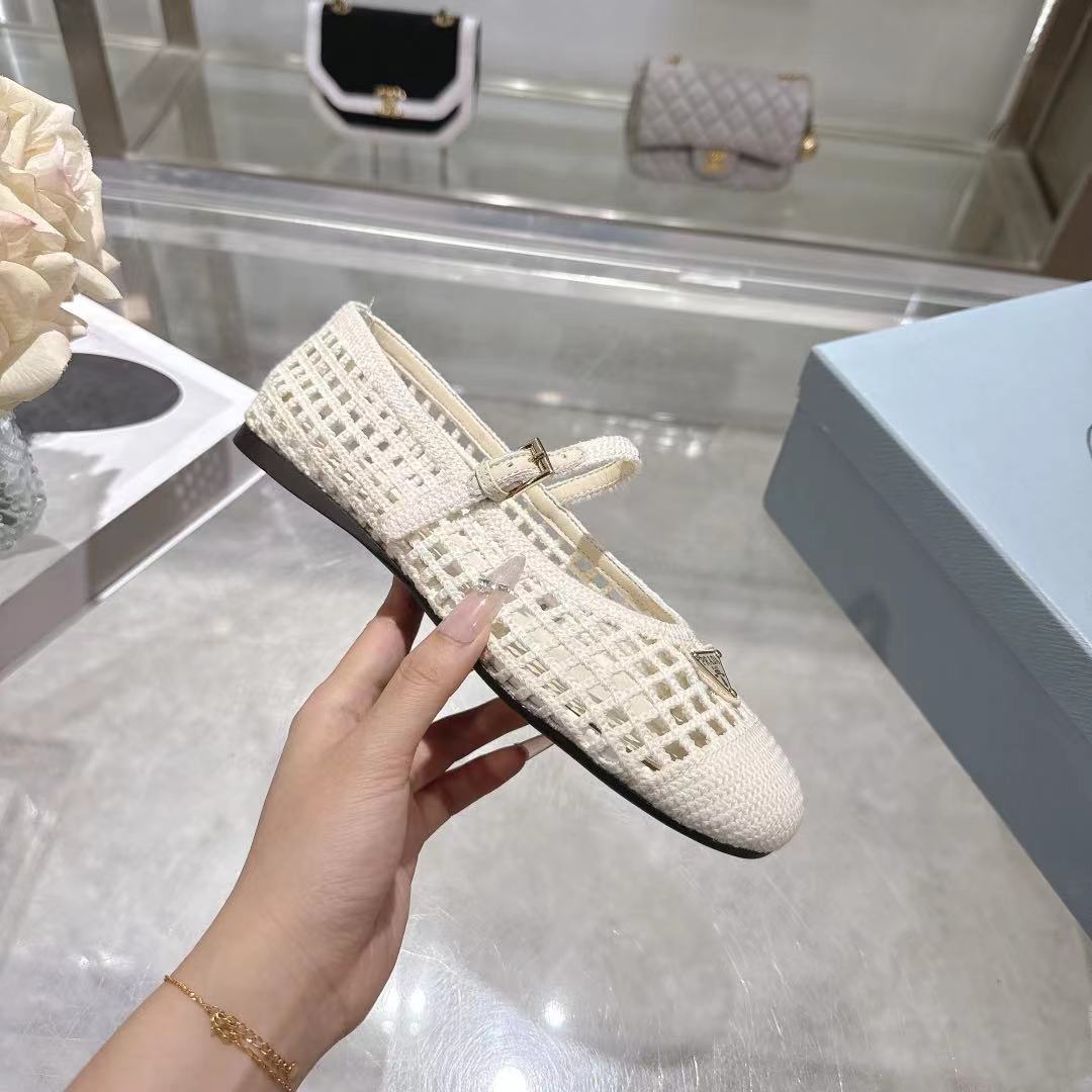 PRADA 26S LOGO PLAQUE MARY JANE FLATS IN WHITE WOVEN FIBER
