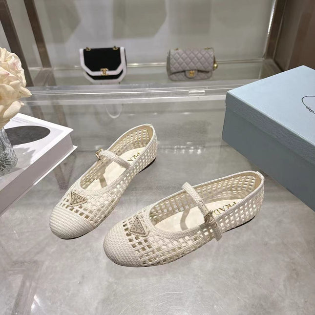 PRADA 26S LOGO PLAQUE MARY JANE FLATS IN WHITE WOVEN FIBER