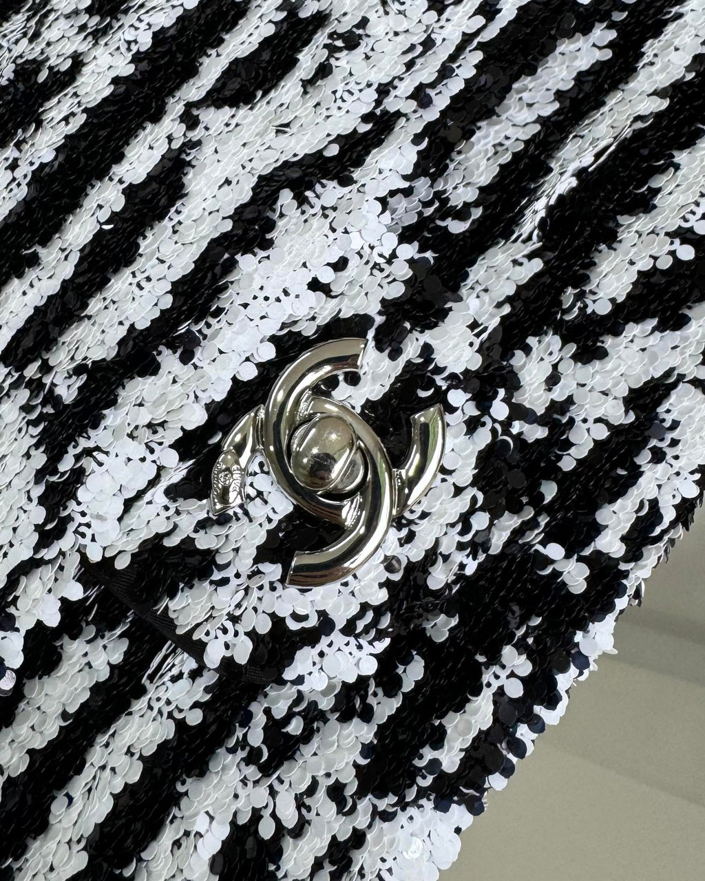 FLAP BAG 20 IN BLACK AND WHITE SEQUINS SILVER HARDWARE