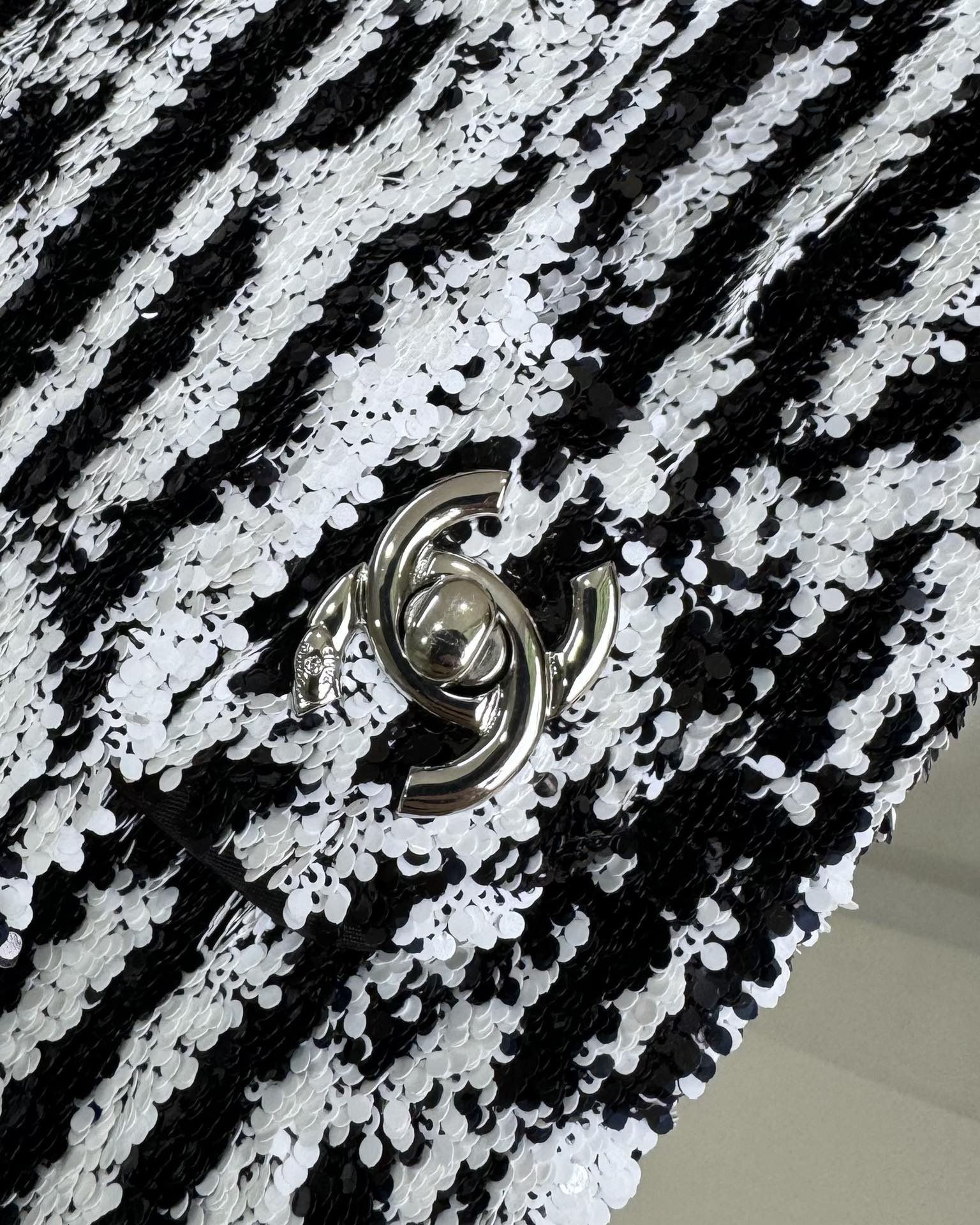 FLAP BAG 20 IN BLACK AND WHITE SEQUINS SILVER HARDWARE
