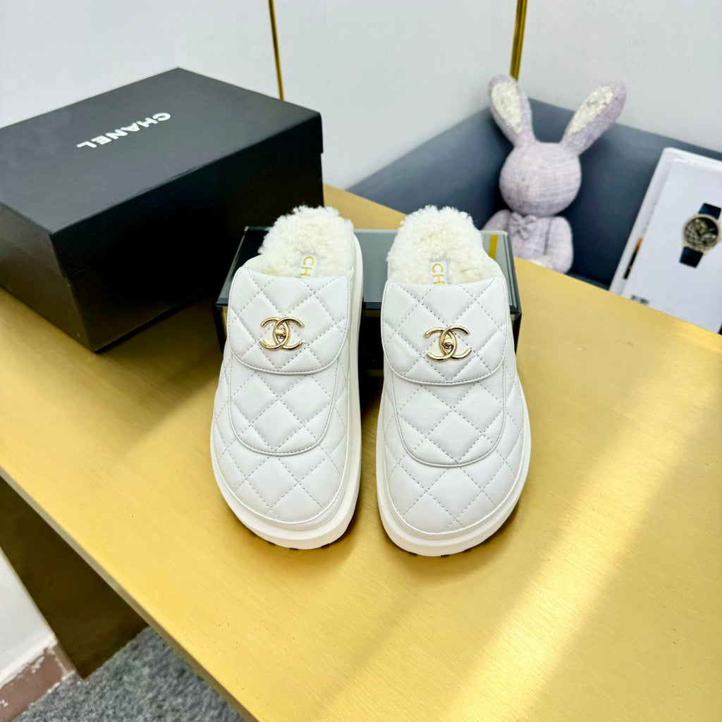 THICK-SOLED SLIDE IN WHITE LAMBSKIN AND WOOL LINING