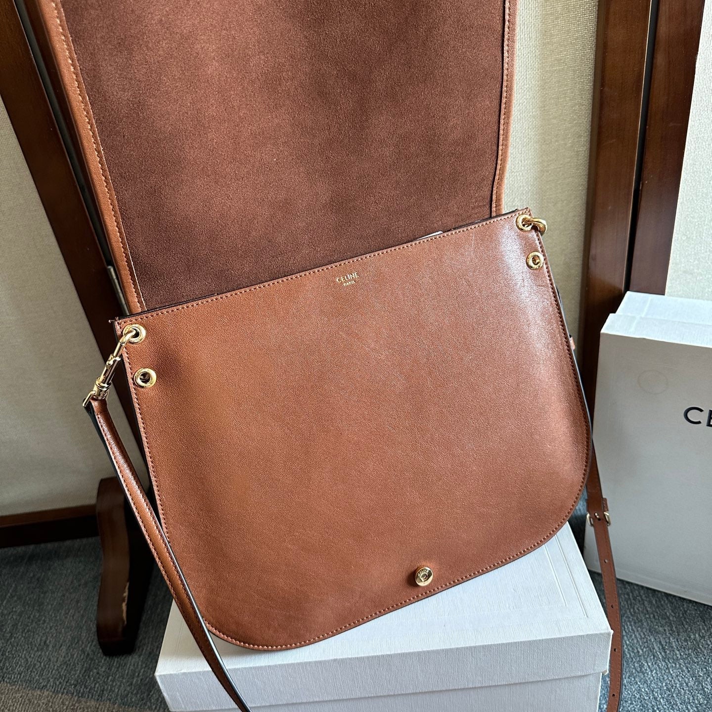 CELINE 25S BESACE SOFT TRIOMPHE 32MM IN BROWN SUPPLE SHINY LAMBSKIN