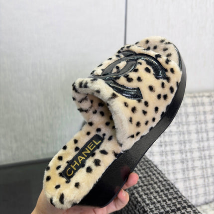 CHANEL 26S PLATFORM SLIDE SANDALS IN BEIGE SHEARLING AND BLACK CC LOGO SQUARE TOE