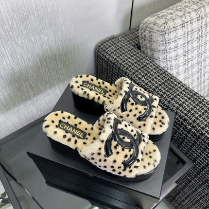 CHANEL 26S PLATFORM SLIDE SANDALS IN BEIGE SHEARLING AND BLACK CC LOGO SQUARE TOE