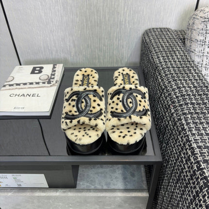 CHANEL 26S PLATFORM SLIDE SANDALS IN BEIGE SHEARLING AND BLACK CC LOGO SQUARE TOE