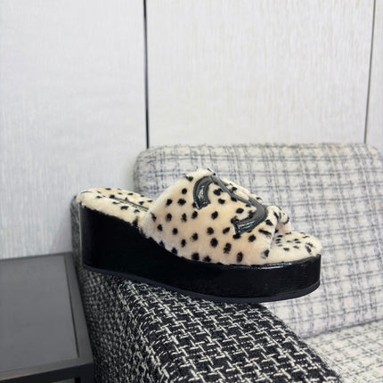 CHANEL 26S PLATFORM SLIDE SANDALS IN BEIGE SHEARLING AND BLACK CC LOGO SQUARE TOE