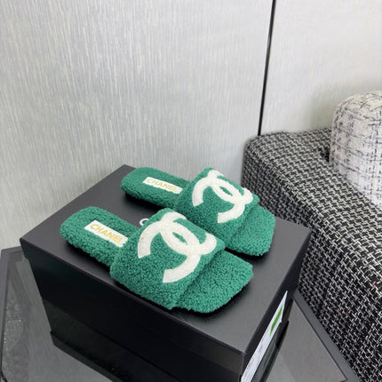 CHANEL 26S SLIDE SANDALS IN GREEN AND WHITE SHEARLING SQUARE TOE