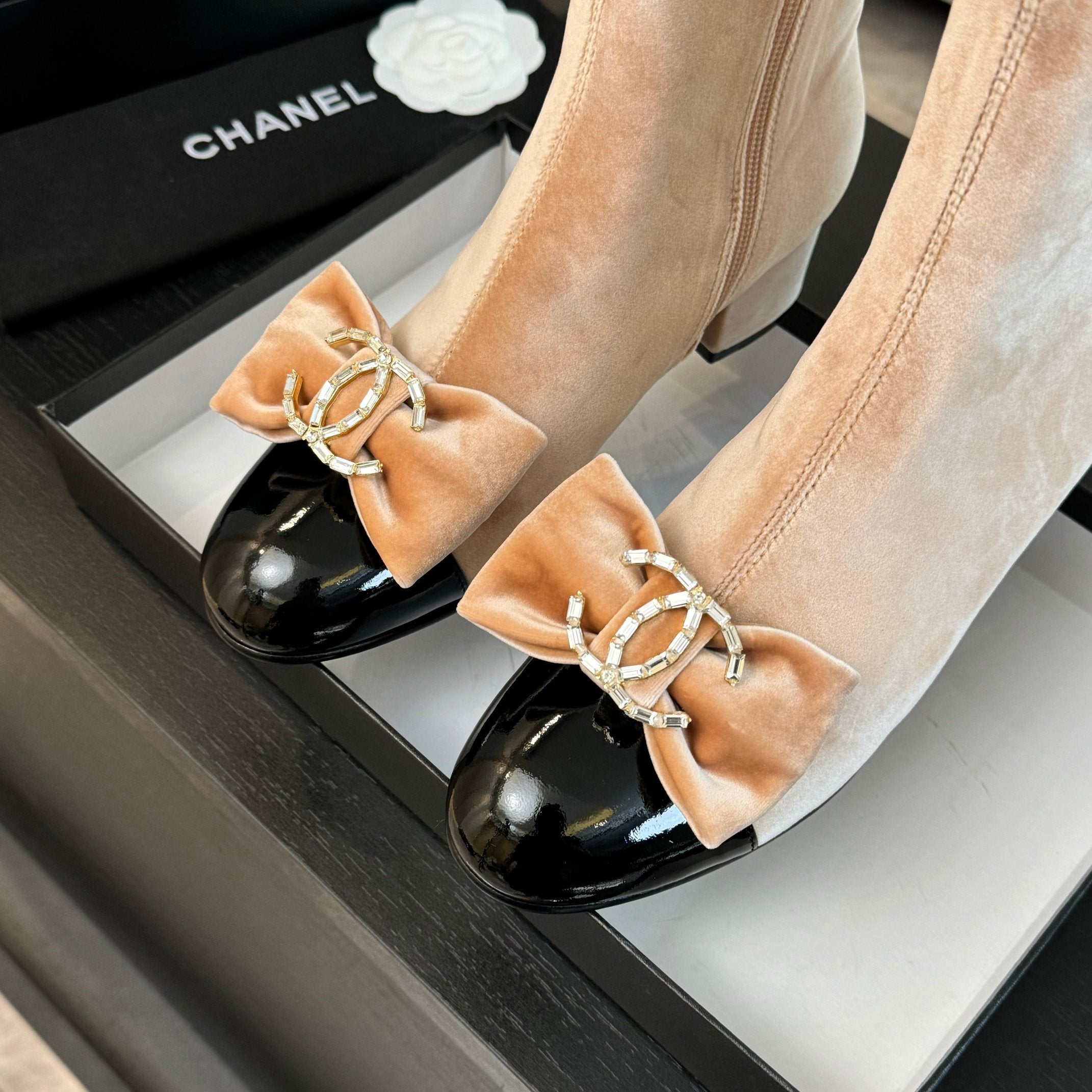 SHORT BOOTS IN PEACH PINK VELVET AND BLACK LAMBSKIN