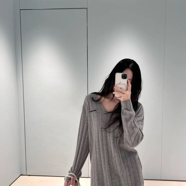 MIUMIU V-NECK SWEATER STYLE 761