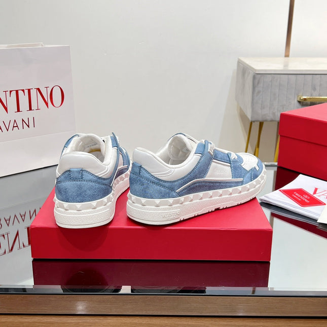 VALENTINO 25S GARAVANI FREEDOTS SNEAKERS IN WHITE LAMBSKIN AND BLUE DENIM