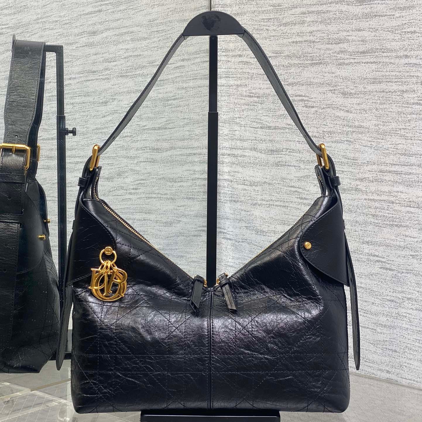 DIOR 25S MEDIUM VOYAGE BAG 28 IN BLACK FLAT MACROCANNAGE GRAINED GLOSSY CALFSKIN