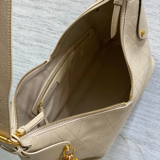 DIOR 25S MEDIUM VOYAGE BAG 28 IN POWDER BEIGE FLAT MACROCANNAGE GRAINED CALFSKIN