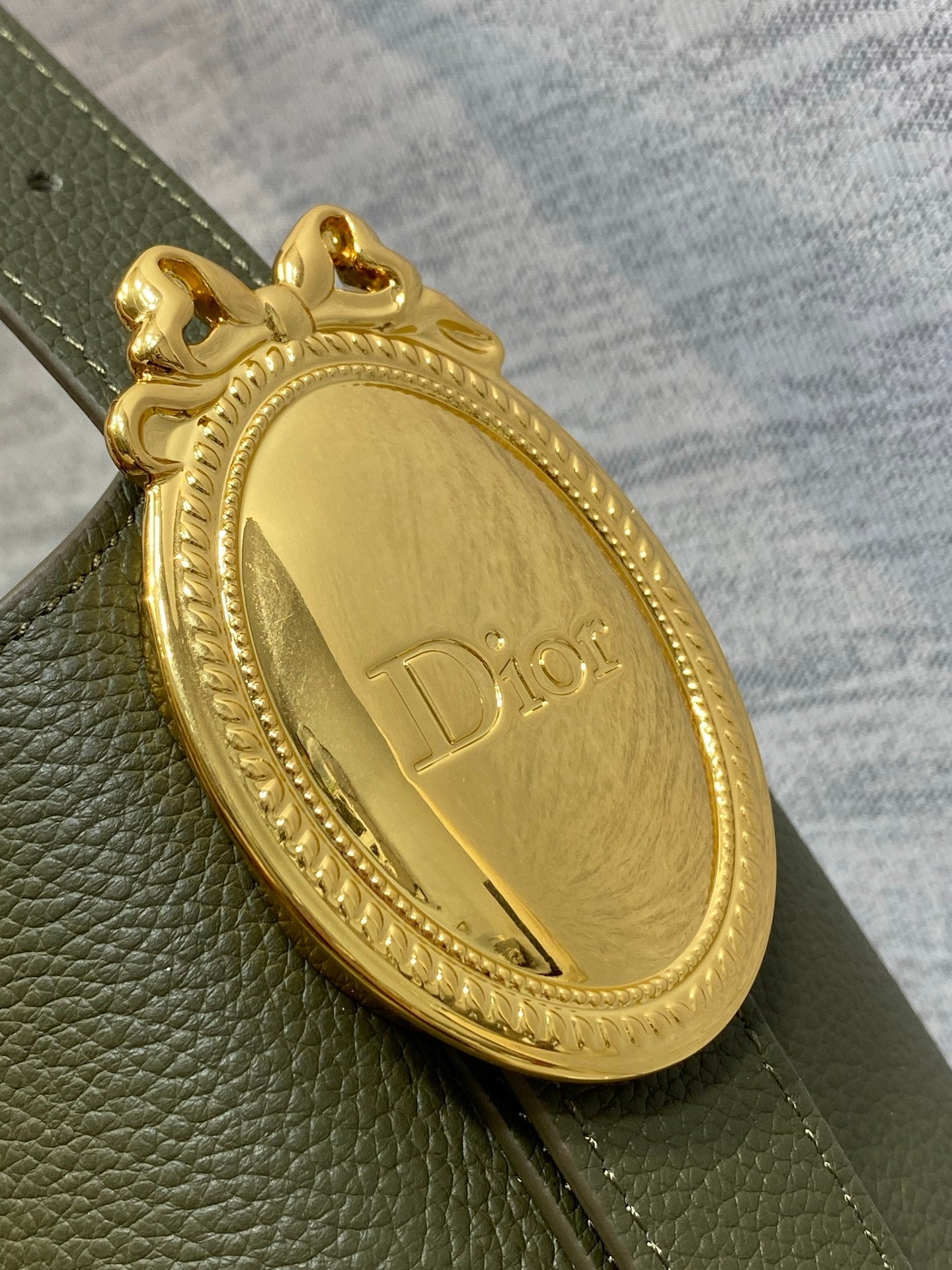 DIOR 26S MEDAILLON BUCKET BAG 26 IN MOSS GREEN CALFSKIN