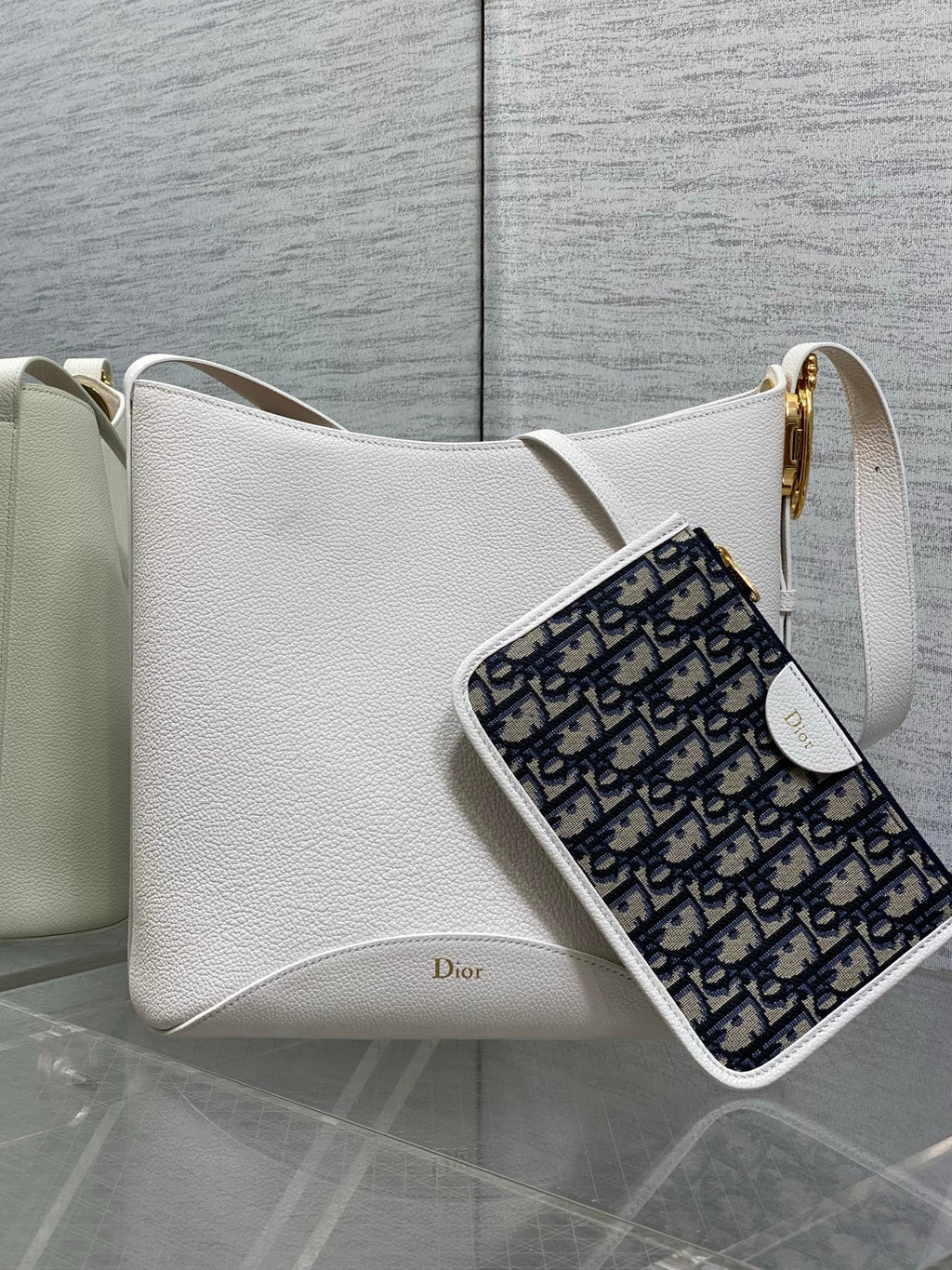 DIOR 26S MEDAILLON BUCKET BAG 26 IN WHITE CALFSKIN