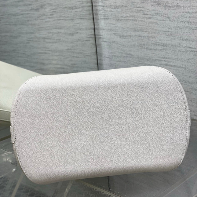 DIOR 26S MEDAILLON BUCKET BAG 26 IN WHITE CALFSKIN