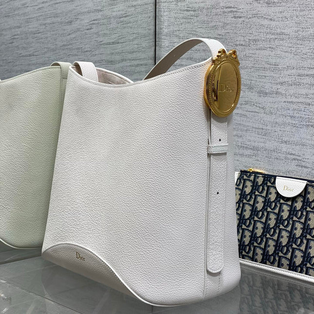DIOR 26S MEDAILLON BUCKET BAG 26 IN WHITE CALFSKIN