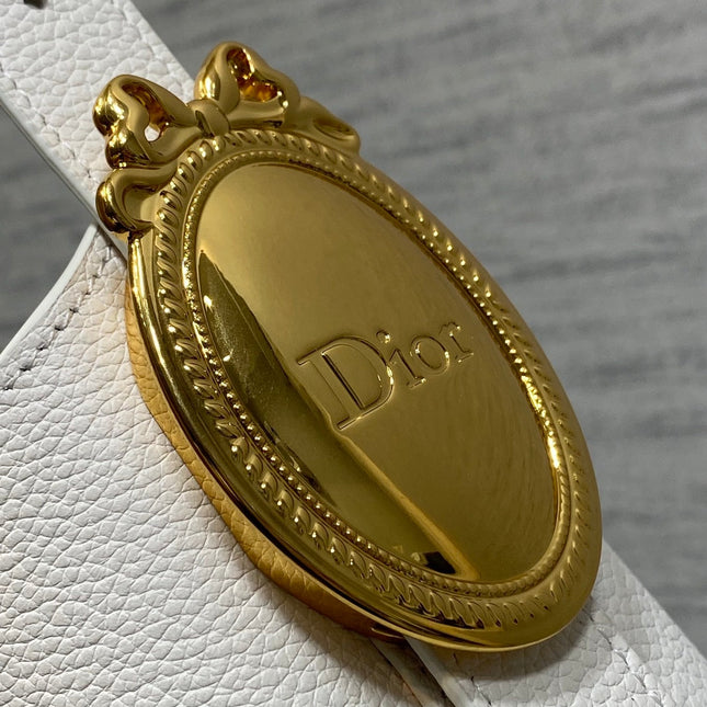DIOR 26S MEDAILLON BUCKET BAG 26 IN WHITE CALFSKIN