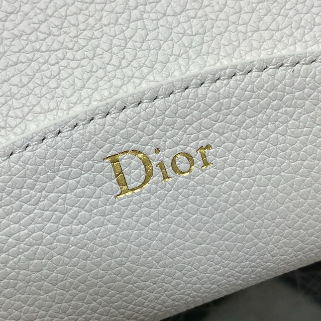 DIOR 26S MEDAILLON BUCKET BAG 26 IN WHITE CALFSKIN