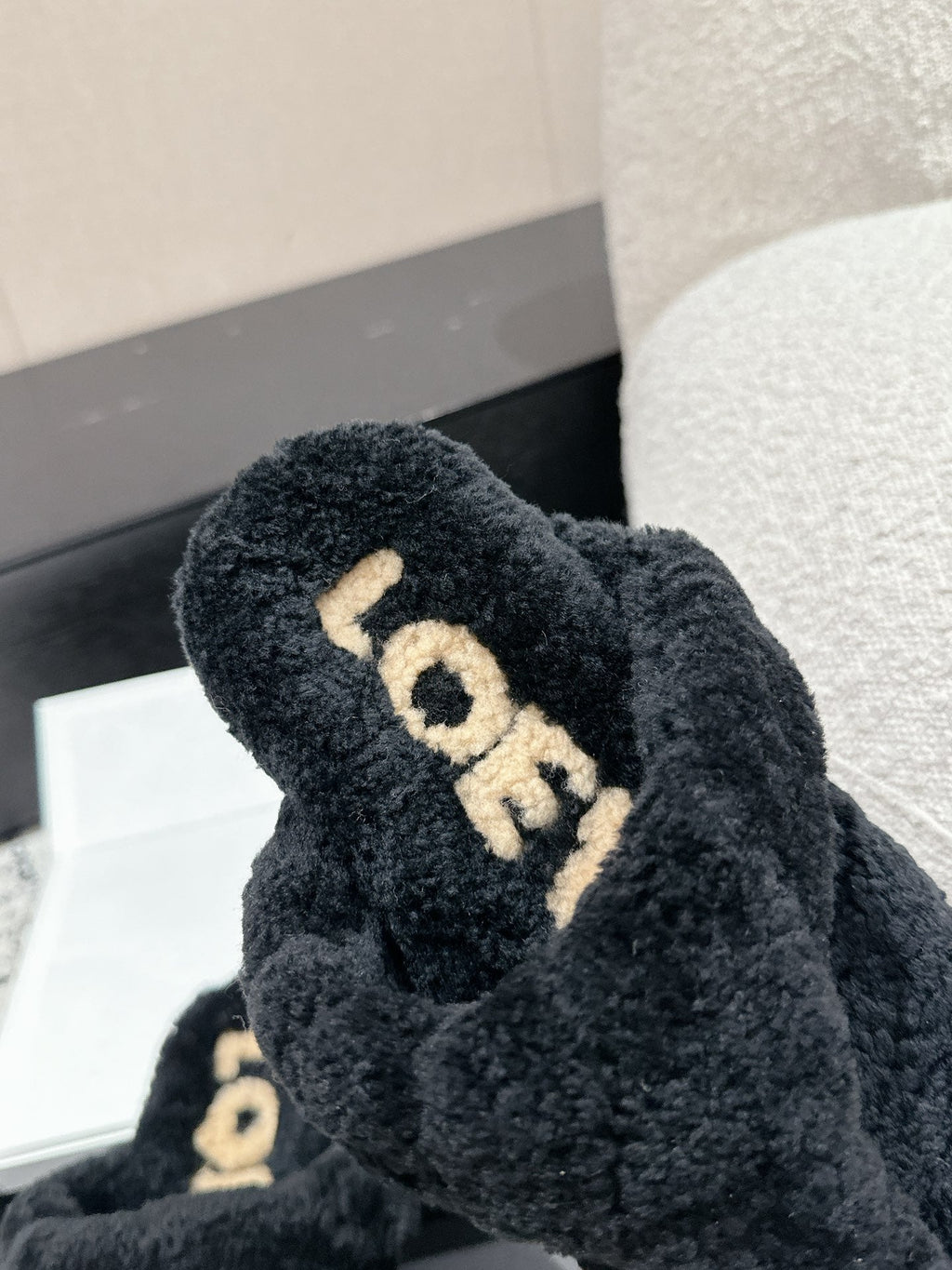 LW SHEARLING THONG SLIPPER IN BLACK