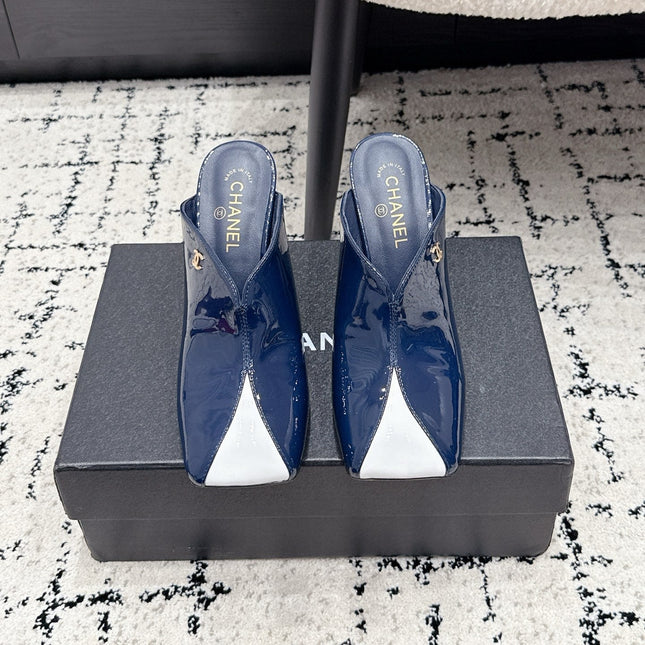 CHANEL 26S SQUARE-TOE HEELED MULES 95 MM IN CREAM MIX NAVY BLUE PATENT LAMBSKIN