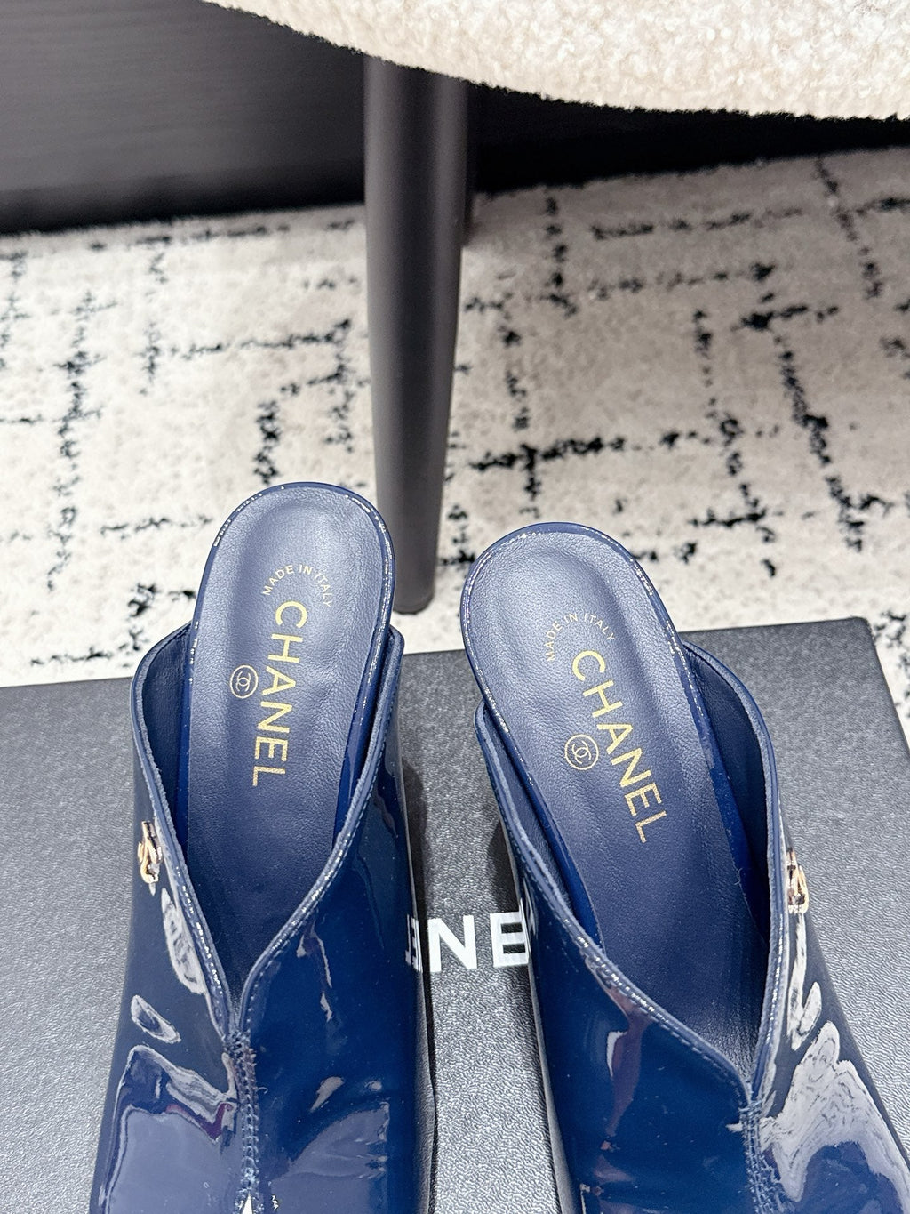 CHANEL 26S SQUARE-TOE HEELED MULES 95 MM IN CREAM MIX NAVY BLUE PATENT LAMBSKIN