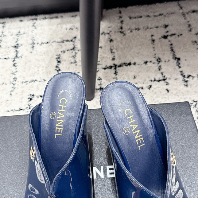 CHANEL 26S SQUARE-TOE HEELED MULES 95 MM IN CREAM MIX NAVY BLUE PATENT LAMBSKIN