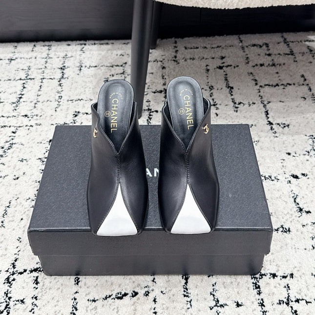 CHANEL 26S SQUARE-TOE HEELED MULES 95 MM IN BLACK MIX WHITE LAMBSKIN