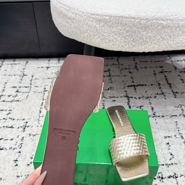 BOTTEGA VENETA 26S SQUARE-TOE WOVEN-STRAP SANDALS IN GOLD LAMBSKIN