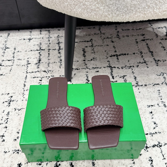 BOTTEGA VENETA 26S SQUARE-TOE WOVEN-STRAP SANDALS IN DARK BROWN LAMBSKIN